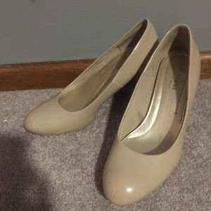 tan pumps
